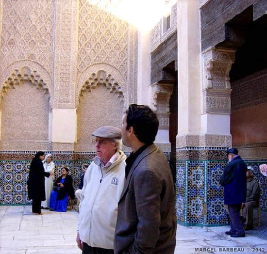 Marcel Barbeau visitant avec un guide la Madersa Ben Yussef, Marrakech. Photo Ninon Gauthier. © Ninon Gauthier.