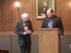 Marcel Barbeau et Mario Beaulieu à la remise du prix Louis-Philippe-Hébert rendent à la maison Ludger Duvernay .