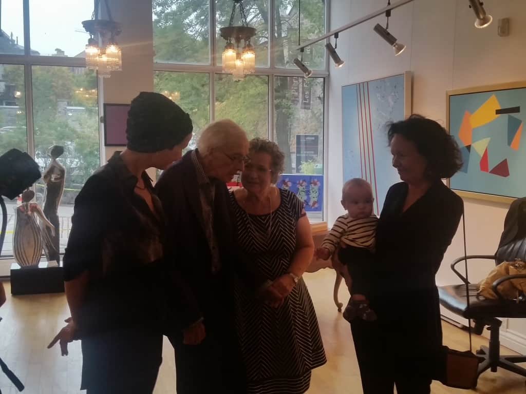 Marcel Barbeau with his family (his granddaughter, Anaïs Barbeau-Lavalette, his wife Ninon Gauthier, his daughter Manon Barbeau and his great granddaughter ) during the press conference taking place on October 13 at the Michel-Ange Gallery .