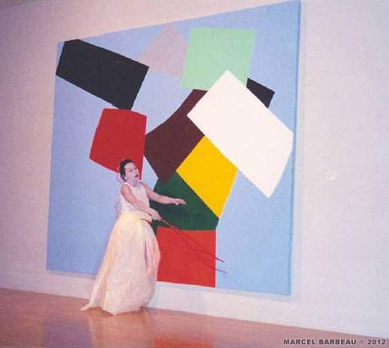 Performance "Dérives et variations II " par Jocelyne Montpetit en relation avec l’exposition de peintures et collages de Marcel Barbeau au Centre d’exposition de Baie Saint-Paul, 21 September 2003. Photo François Rivard pour Marcel Barbeau. © ADAGP Paris pour Marcel Barbeau.