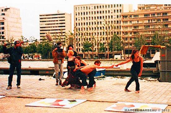 Tournage par Manon Barbeau de la performance "Passerelle d'étoiles" par la compagnie Praxis et la cantatrice Pauline Vaillancourt, en relation avec les peintures de Marcel Barbeau. La perfoamnce a eu lieu devant le 10 Quai de Seine, au Bassin de la Villette, à Paris, le 3 juin 1999. Cet événement était conçue et produit par Marcel Barbeau, et il était réalisé sous la direction de la chorégraphe Anna Mortlay. Photo Dr Nathalie Guépratte. © Dr Nathalie Guépratte et ADAGP - Paris pour Marcel Barbeau.