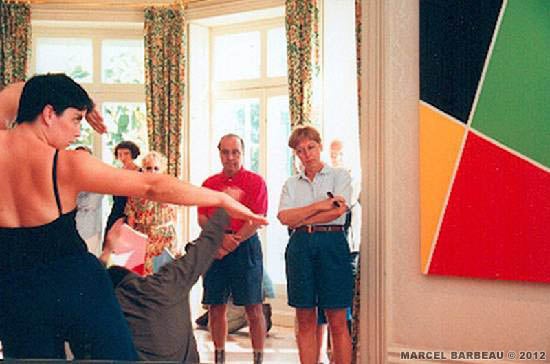 "Événement danse-peinture", performance choréographiée par Marcel Barbeau et Danika Dutil, avec Danika Dutil and Patrick Martin, présentée en relation avec les oeuvres les plus récentes de l’exposition "Marcel Barbeau en filigrane", au Domaine Cataraqui, le 17 septembre 1999. Filmé par Manon Barbeau pour le film "Barbeau Libre comme l'art", ONF- InforAction. Photo Benoit Chabot. © Benoit Chabot et ADAGP Paris pour Marcel Barbeau.