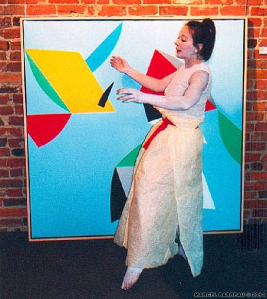 "Limites vertigineuse", Performance de Jocelyne Montpetit en relation avec les peintures et les sculptures de l’exposition de Marcel Barbeau et la musique de Louis Dufort. Événement conçu par Jocelyne Montpetit et Marcel Barbeau, chorégraphié par Jocelyne Montpetit. Galerie Bernard, Montréal, 27 mai 2003. Photo Jacques Bélanger. © Jacques Bélanger ADAGP - Paris pour Marcel Barbeau..