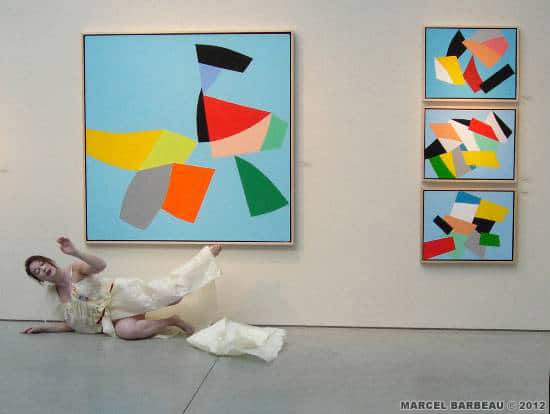 Performance de Jocelyne Montpetit dans l'exposition "Marcel Barbeau Vertiginous limits" à la Louis Elliott Gallery de Vancouver. Derrière Jocelyne Montpetit on remarque la peinture "Summertime", Bagnolet, 2005.© Ninon Gauthier.