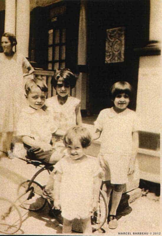 Liza Saint-Antoine-Barbeau et ses enfants, Marcel, Pauline, Jeannine et Yvette, devant la résidence familliale vers 1930. Photographe inconnu.