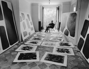 Marcel Barbeau dans son atelier du 405, rue Mont-Royal, Est, à Montréal, en 1961. Photo, Max John